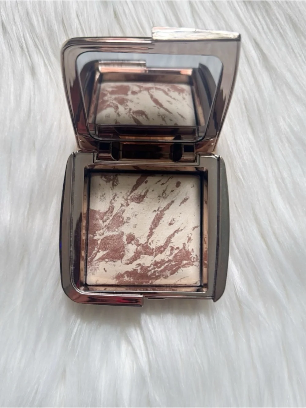 Hourglass ambient lighting bronzer